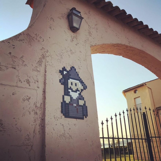 Уличный художник украшает улицы мозаикой Марио, который косплеит (фото) 