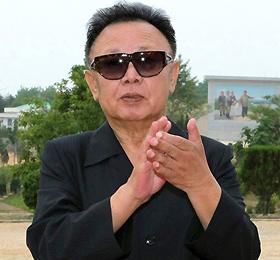 Ким Чен Ир пьет коньяк и подражает Бушу