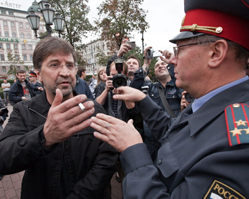 Бирюков обсуждает что-то с Шевчуком во время уличной акции