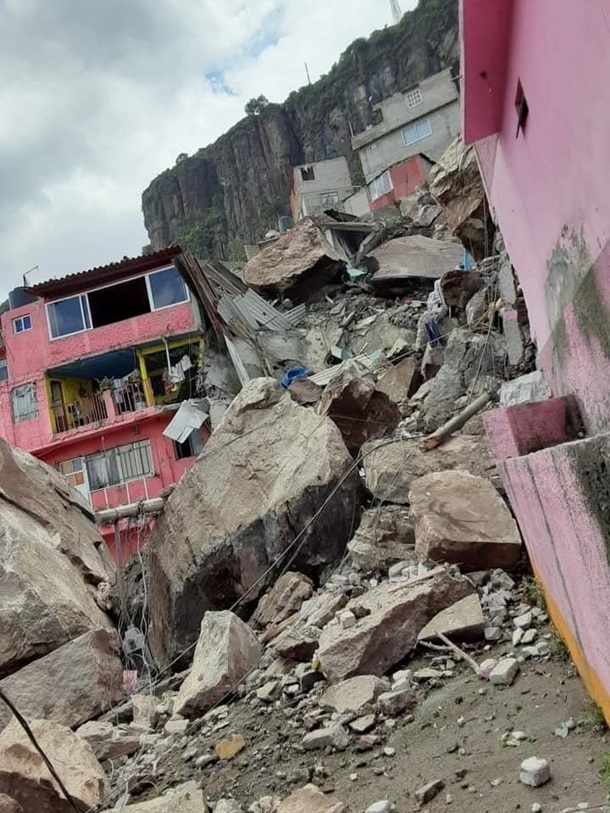 В Мексике скала обрушилась на жилые дома (видео)