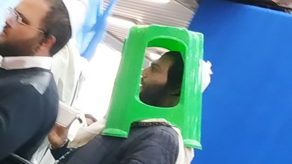 Соблюдаем карантин: Хасид со стулом на голове в Умани попал на фото 