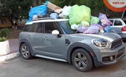 В Киеве очередного «героя парковки» забросали мусорными пакетами (ФОТО)