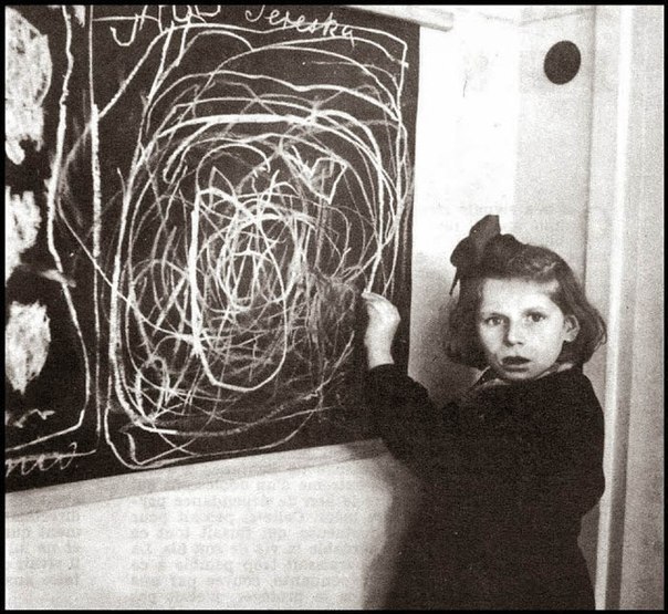 Девочка, выросшая в концлагере, рисует «дом». Польша, 1948 год. ФОТО