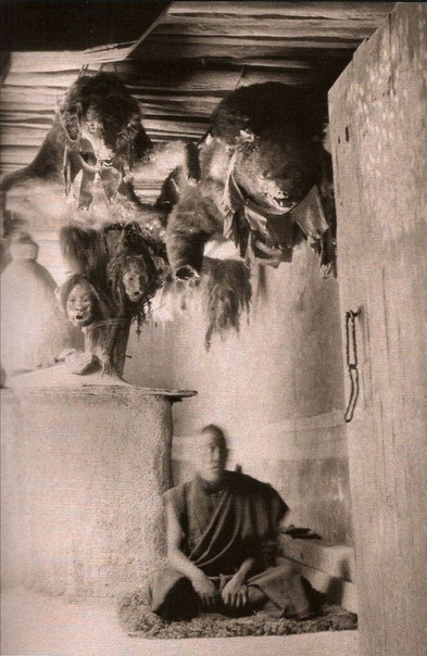 Комната для медитации с высушенными человеческими головами. Тибет, 1920 г. ФОТО
