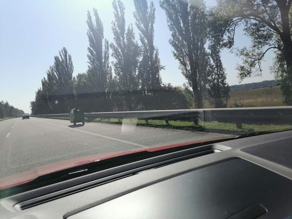 На трассе в Киеве заметили забавный \"ящик\" на колесах (ФОТО)