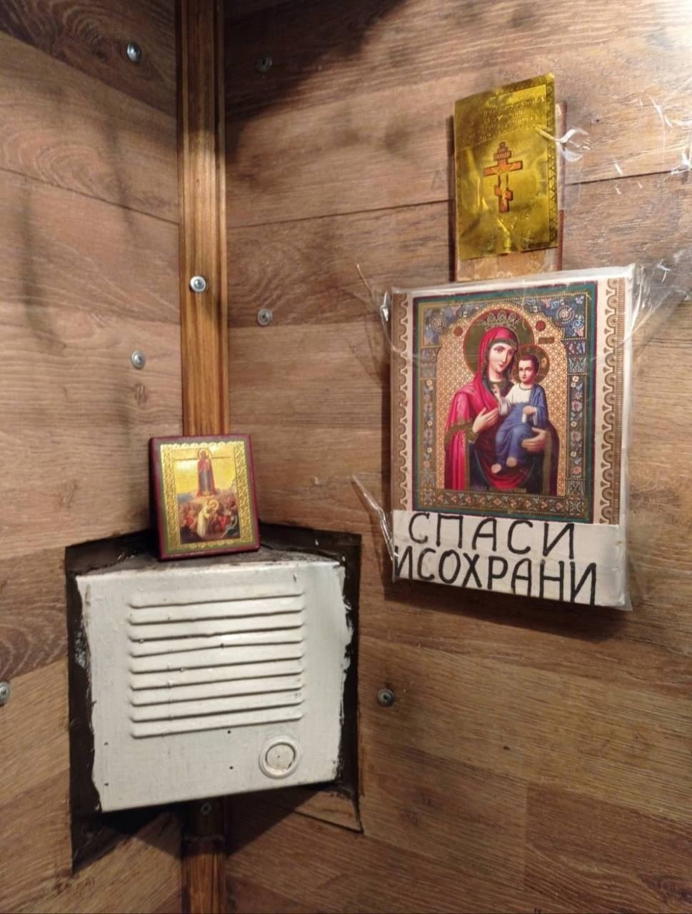 В Киеве лифт вместо средств связи оборудовали иконами и надписями «Спаси и Сохрани» (ФОТО)