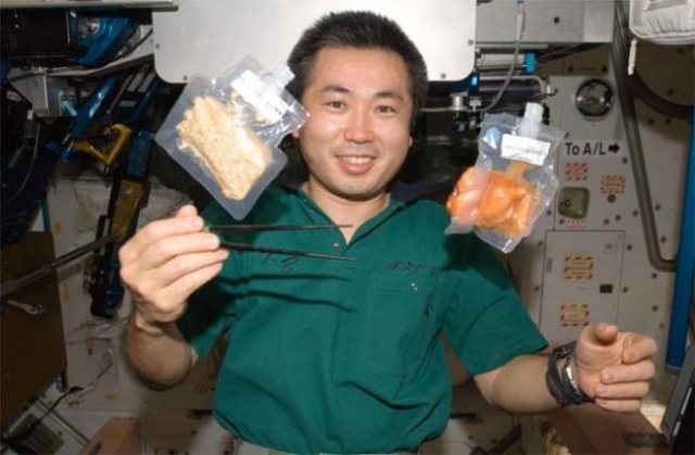 Что едят на орбите космонавты из разных стран