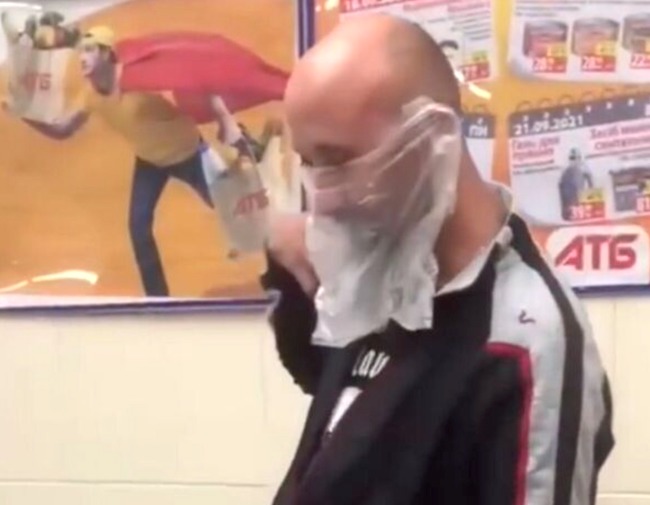 Украинец надел пакет вместо маски в магазине: его высмеяли в сети (ВИДЕО)