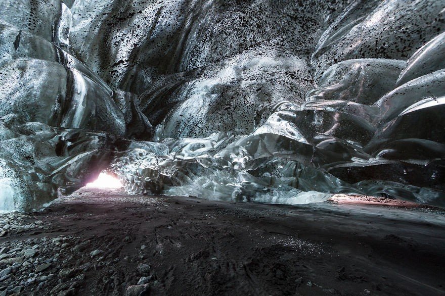 Ледяная пещера гигантского ледника Vatnajokull в Исландии. ФОТО