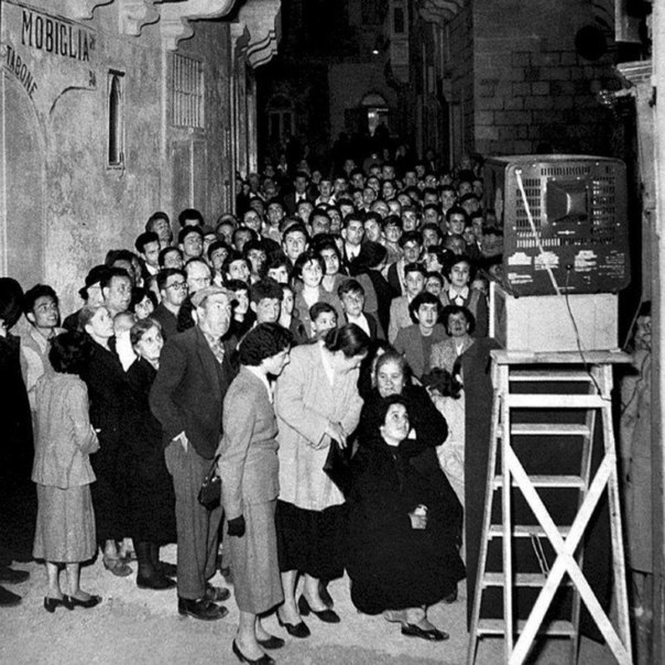 Очередь к первому телевизору на Мальте, 1958 г. ФОТО