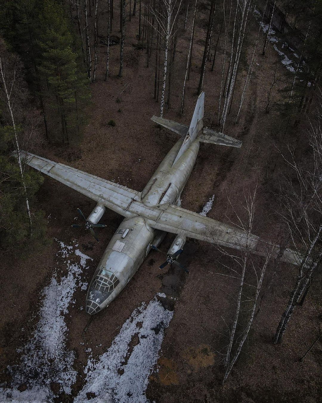 Брошенная техника, гниющая на военных базах по всему миру