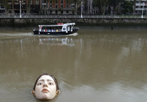 Жителей Бильбао испугало лицо девушки в реке (ВИДЕО)