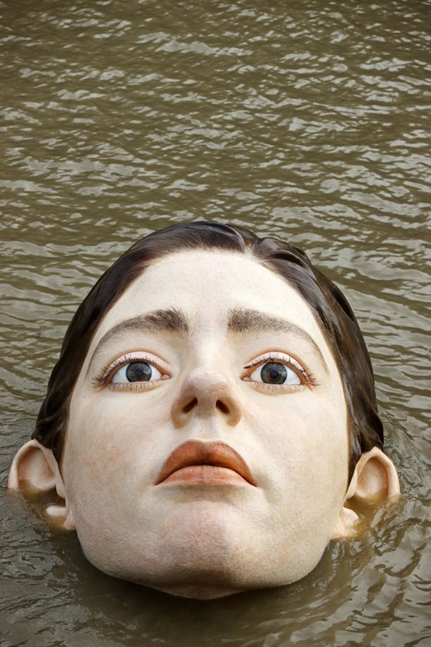 Жителей Бильбао испугало лицо девушки в реке (ВИДЕО)