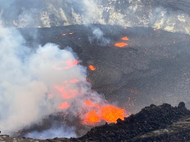 На Гавайях извергается один из крупнейших вулканов (ВИДЕО)