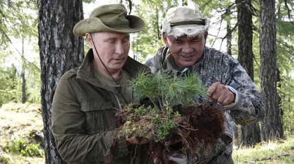 Владимир Путин и министр обороны Сергей Шойгу на отдыхе в Сибири, 2021