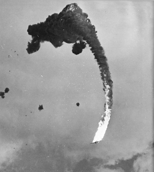 Подбитый пикирующий бомбардировщик, последние секунды. 1945 год. ФОТО