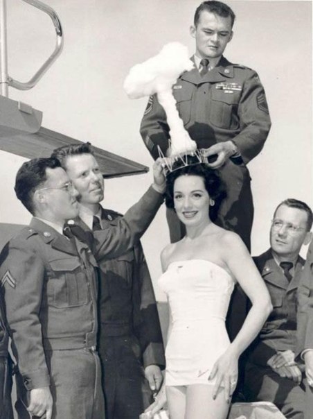 Победительница конкурса красоты \"Мисс атомная бомба\", 1950 г. ФОТО