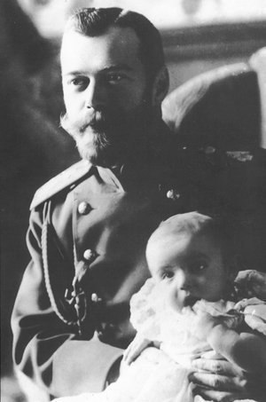 Император Николай II с новорождённым наследником Алексеем Николаевичем. ФОТО
