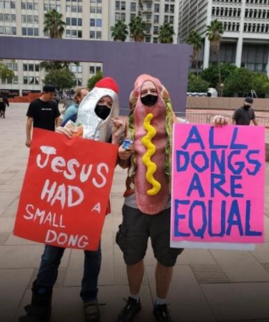 В США прошла акция протеста в защиту маленьких пенисов (ВИДЕО)