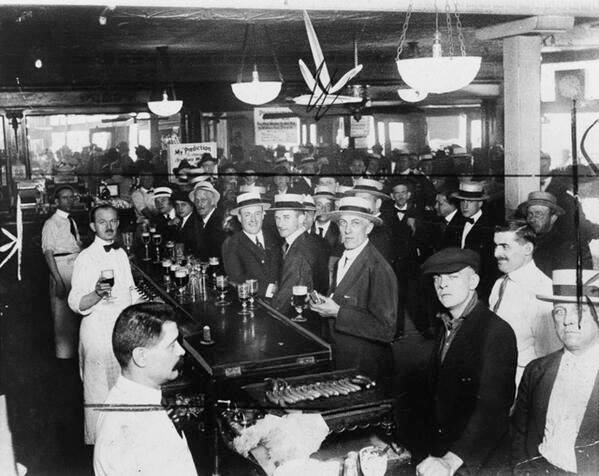 Переполненный бар в ночь до принятия сухого закона. Нью-Йорк, 1919 г. ФОТО