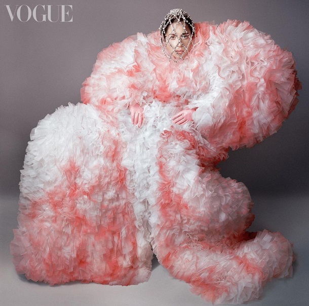 Леди Гага топлес позировала для двух изданий Vogue (ФОТО)