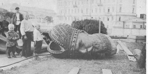 Дети рядом с демонтированной головой статуи императора Александра III. Москва, 1918 г. ФОТО