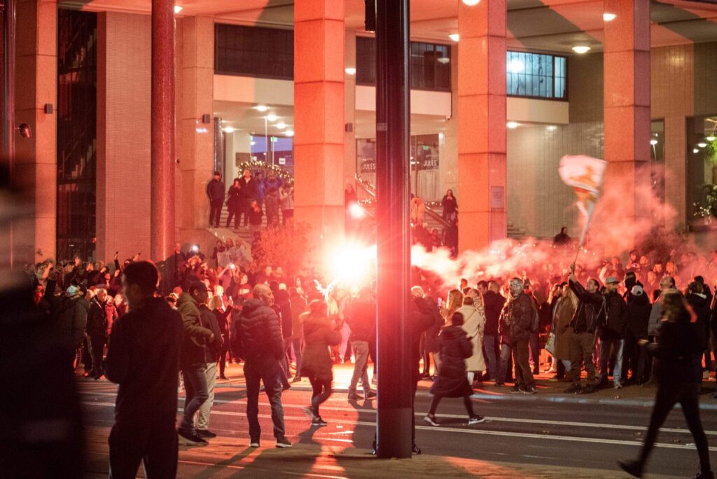 В Нидерландах "антиваксеры" устроили масштабные протесты с поджогами. Видео