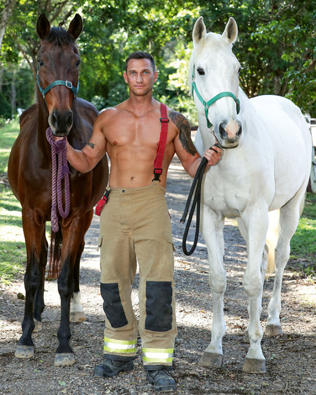 Австралийские пожарные сфотографировались с животными для благотворительного календаря на 2022 год 