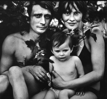 Снимок из серии "Отношение", 1980 год. На фото запечатлена обычная советская семья среди природы