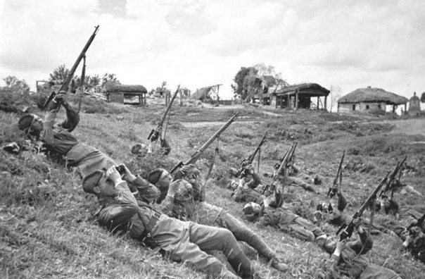 Снайпера ведут огонь по самолетам противника, 1943 год. ФОТО