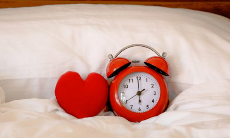 На какой стороне тела спать для здоровья сердца: ответ врачей