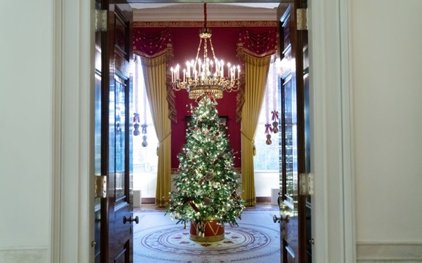 В Белом доме установили 41 рождественскую ель (ВИДЕО)