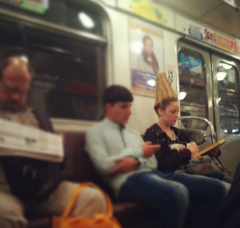 Этим «модникам» в метро нет дела до окружающих