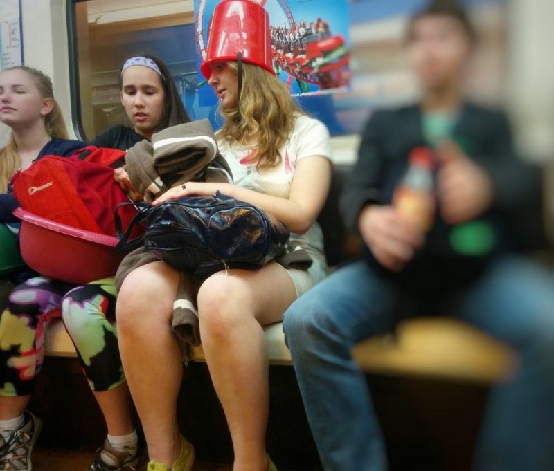 Этим «модникам» в метро нет дела до окружающих