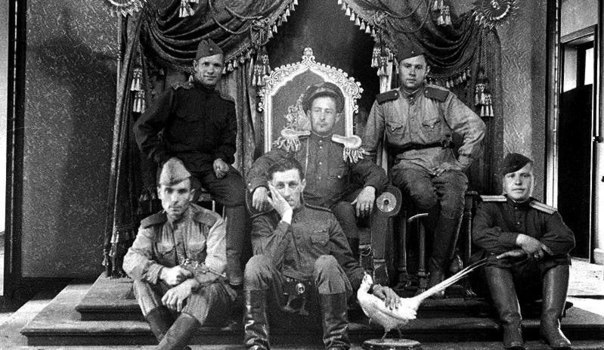 Советские солдаты на троне китайского императора, 1945 г. ФОТО