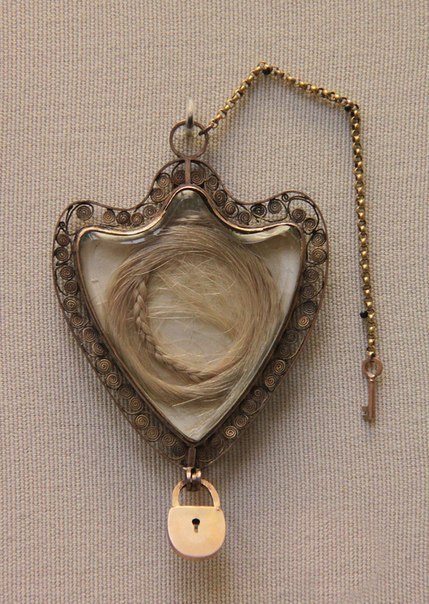 Золотой медальон с волосами французской королевы Марии-Антуанетты, XVIII век. ФОТО