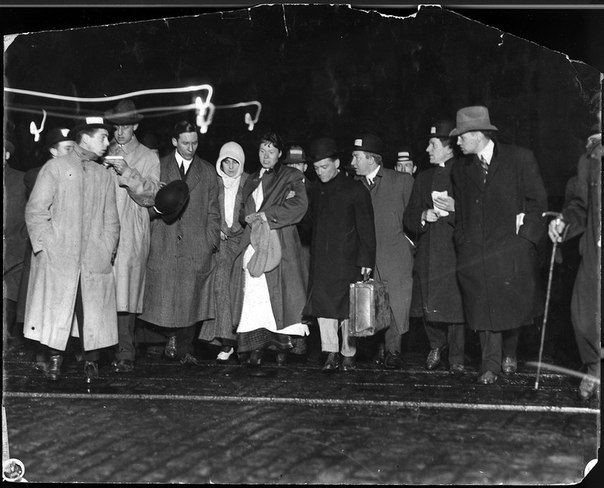 Журналисты пытаются взять интервью у спасенных пассажиров Титаника, 1912 г. ФОТО