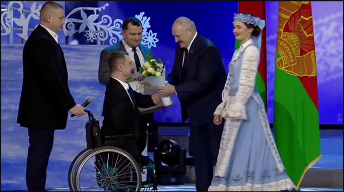 Лукашенко пытался дать букет цветов мужчине без рук