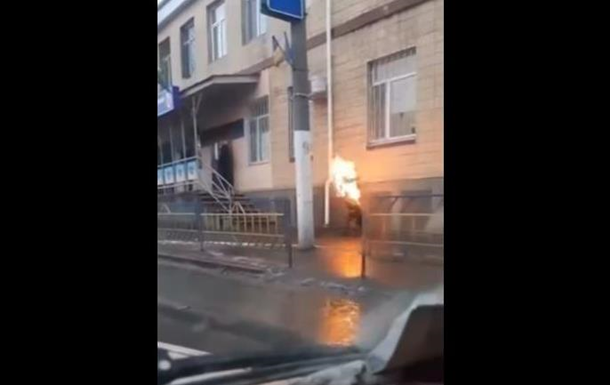 В Подольске мужчина пожег себя возле полиции. 18+