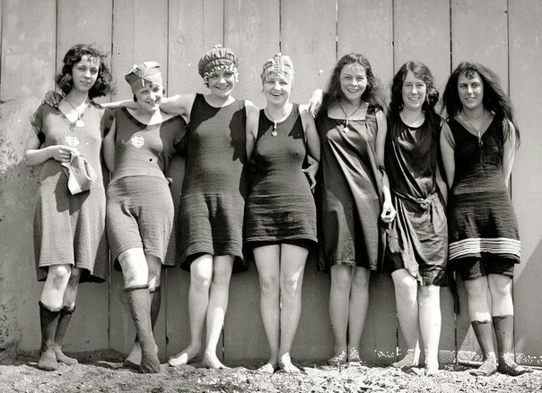 Пляжное фото девушек, 1920 г.
