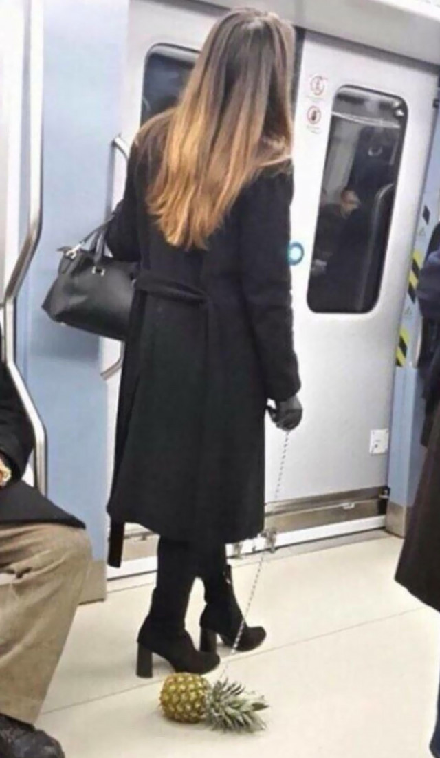 Странные и неожиданные пассажиры в метро (ФОТО)