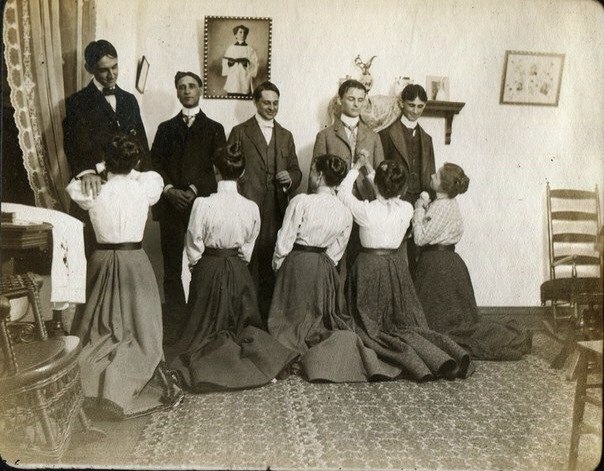 Этикет столетней давности: дамы приглашают кавалеров, 1900 г. ФОТО