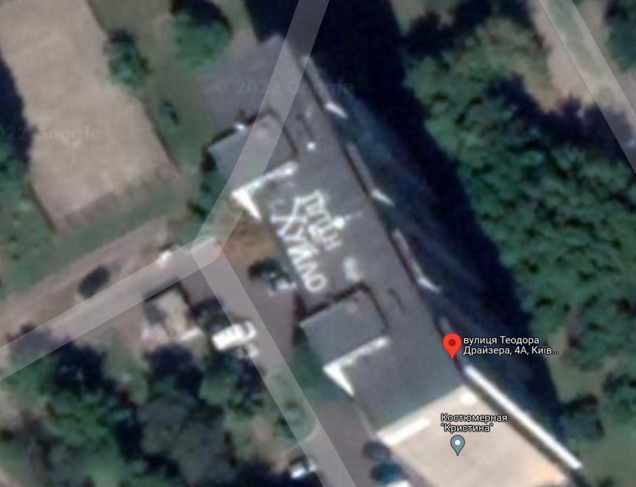 Видно из космоса: в Киеве на крыше здания оставили оригинальное послание Путину (ФОТО)