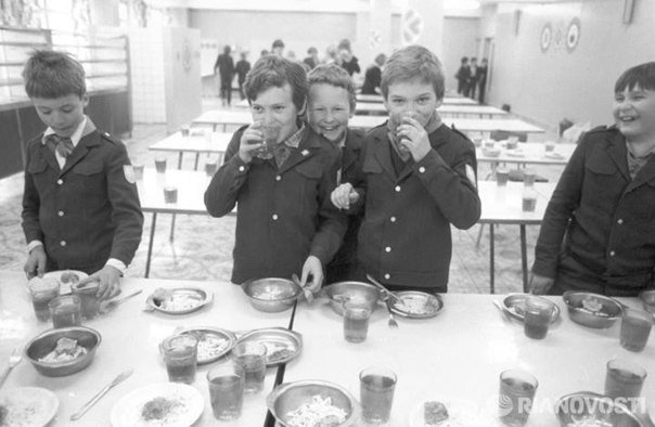 Обед в советской школе, 1984 год. ФОТО