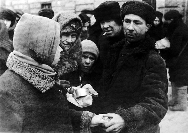 Обмен товарами на рынке. Ленинград, 1942 год. ФОТО