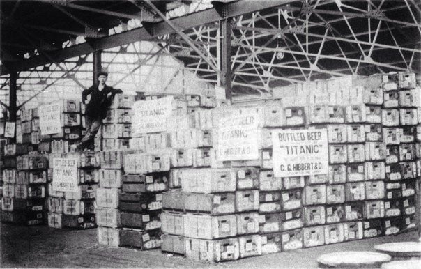 Ящики с 20 000 бутылками пива перед погрузкой на Титаник. ФОТО