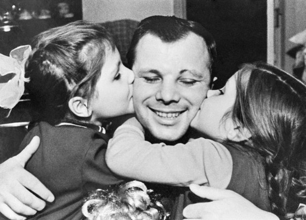 Юрий Гагарин с дочерьми, 1966 г. ФОТО