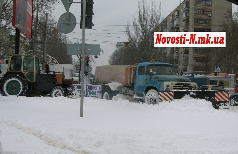 В Николаеве снегоуборочную технику из сугробов вытаскивают тракторами 