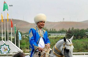 ВИДЕО: Президент Туркмении упал с лошади