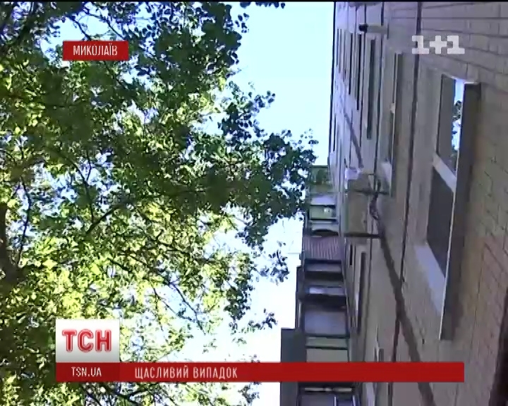 Милиция расследует почему маленькая девочка выпала с 8 этажа